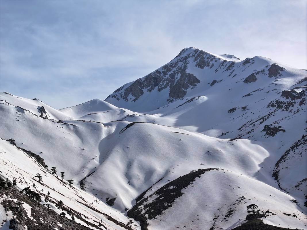 Konya'da adeta cennetten bir köşe! Bir tarafta karlı dağlar, diğer yanda bahar 7